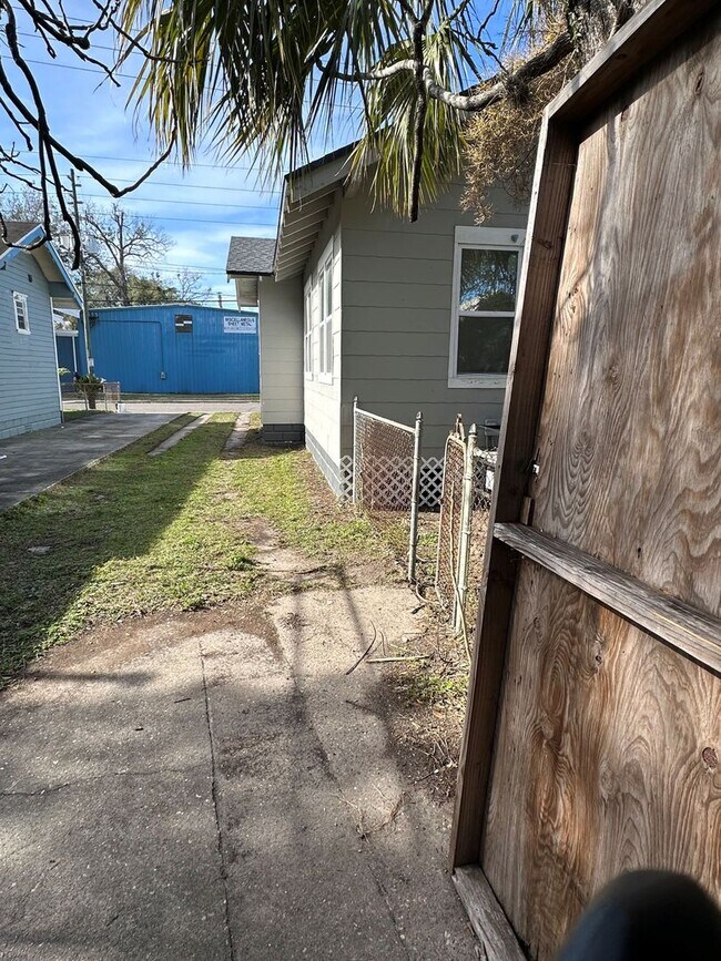 Building Photo - Bungalow By The Jags Stadium!
