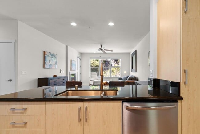 Building Photo - Luxury condo in the heart of downtown Santa Cruz!