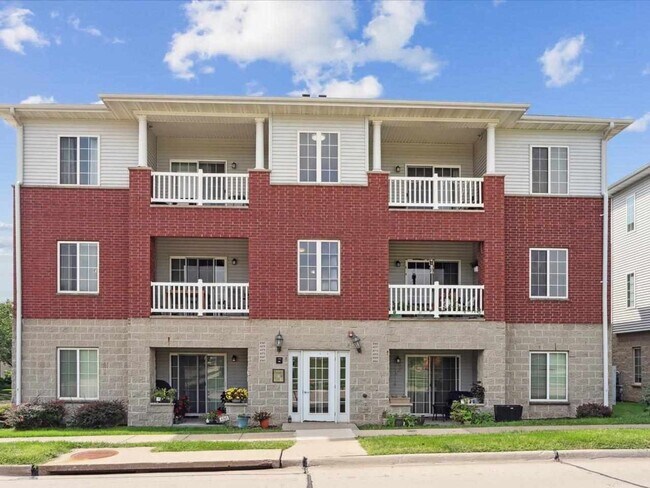 Building Photo - AVAILABLE AUGUST 2026!!!  2 Bedroom Condo in amazing neighborhood on Iowa City NE Side