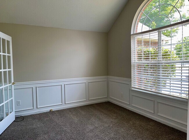 Foto del edificio - Updated, Spacious Brick Ranch in Great Neighbrorhood!