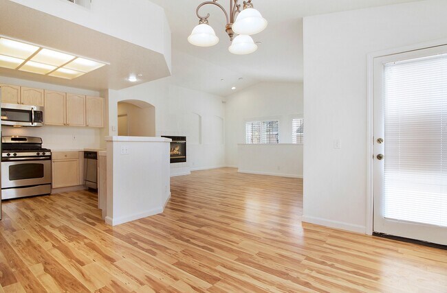 Building Photo - Spacious Townhome | Desirable Orange Location