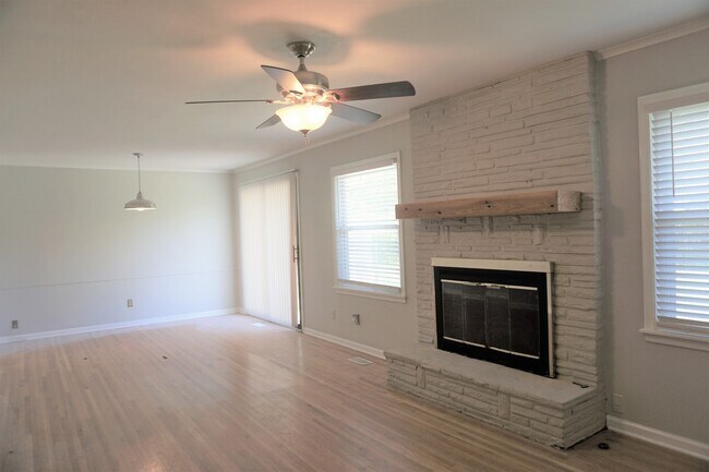 Foto del edificio - 3 Bed 2 Baths In Midtown Charmer With Covered Front Porch!