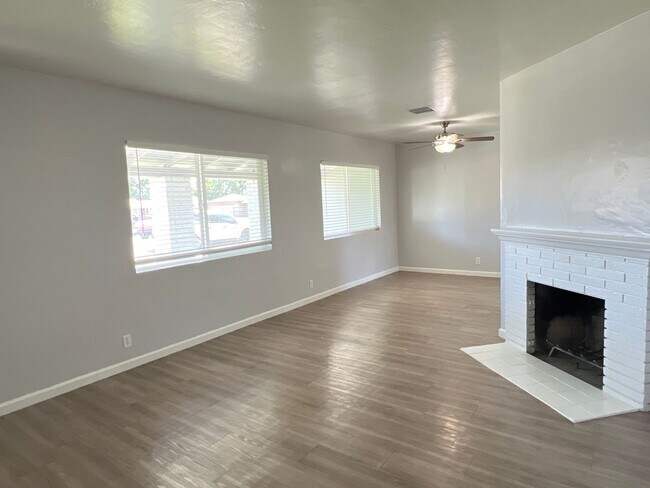 Foto del edificio - Remodeled 3 Bed Home w/ Fireplace, Garage & Huge Backyard – 93309