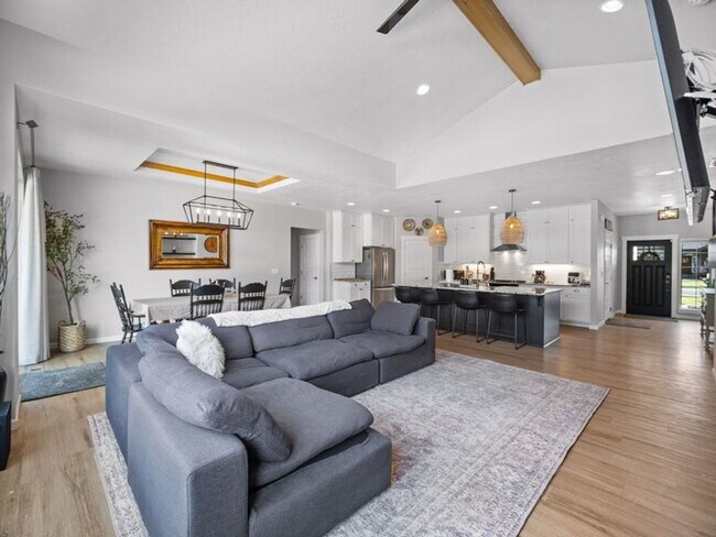 Foto del edificio - Fully Furnished Luxury 3-Bed, 2-Bath Home ...