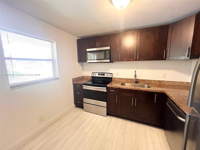Foto del edificio - 5510 Lakewood Cir N