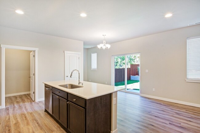 Building Photo - Newly Built 4bd 2.5ba in LSSD