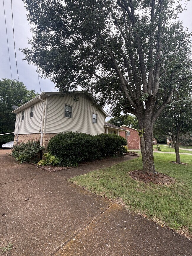 Foto del edificio - 3929 Creekway Ct