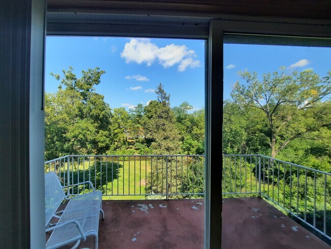 Vista de la puerta del patio - Sala de estar - 1450 Wing St