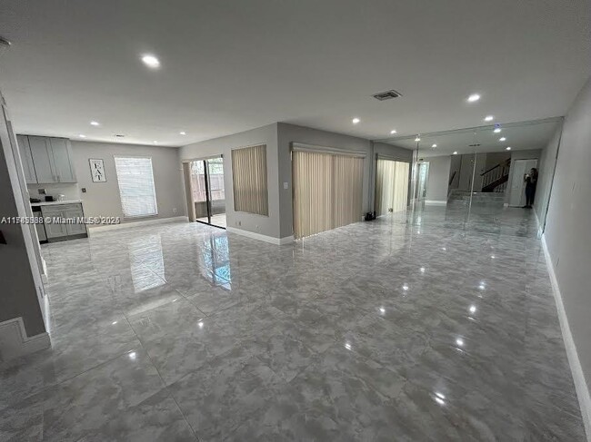 Foto del edificio - 2101 Bayberry Dr