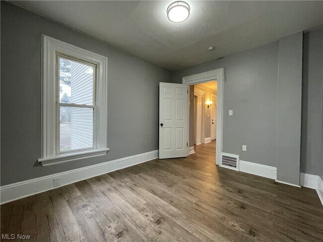 Building Photo - 16 Brown