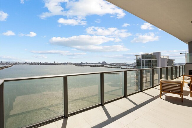 Foto del edificio - 480 NE 31st St