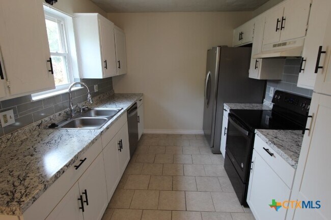Building Photo - 2625 Phyllis Dr