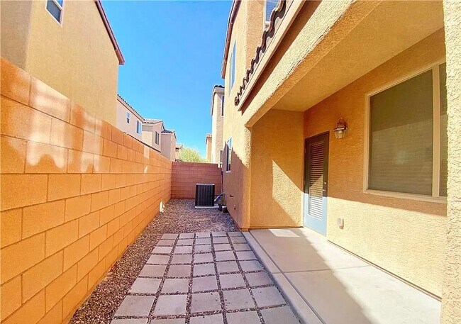 Foto del edificio - 7629 Jasmine Falls Dr