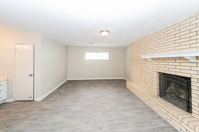 Building Photo - 3045 Beauchamp Dr
