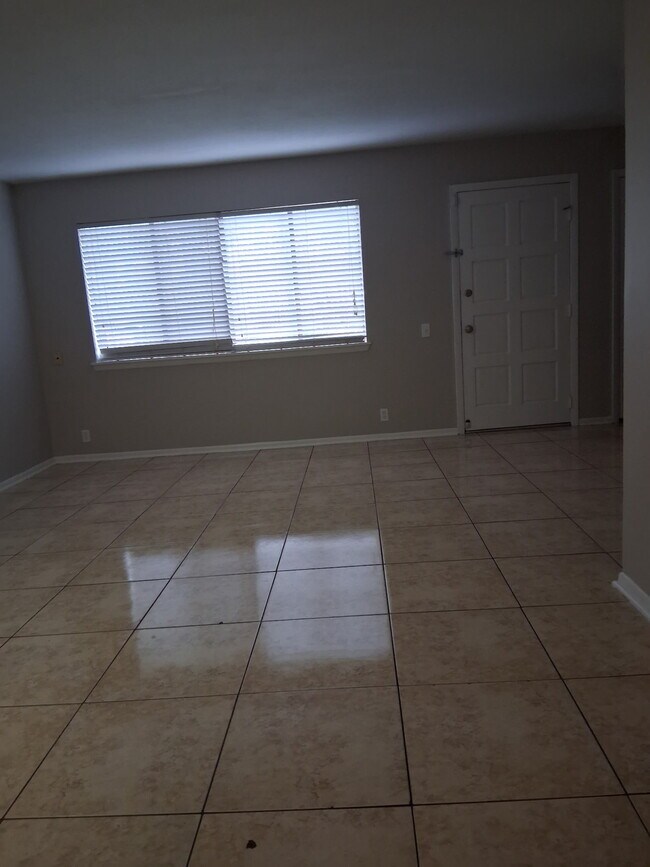 Foto del edificio - 409 Lakebend Pl