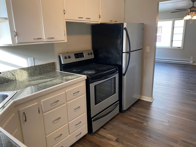 Building Photo - A must see!!! This spacious and newely upd...