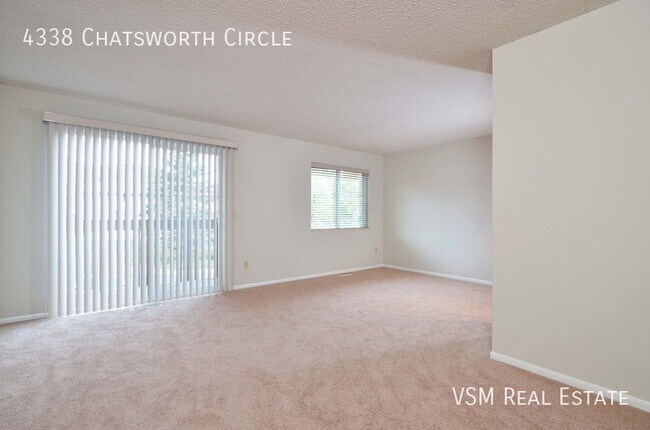 Foto del edificio - 3 Bed / 1.5 Bath End-Unit Townhome Ready S...
