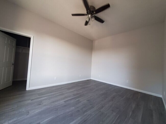 Building Photo - Remodeled 1 Bedroom Upper Apartment- Clinton