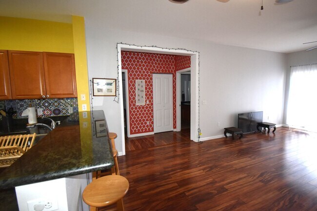Building Photo - 2 Bedroom 2 Bath Partially Furnished Condo