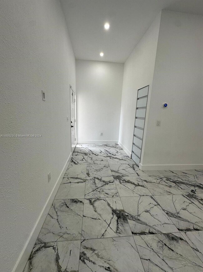 Building Photo - 680 NW 124th Pl