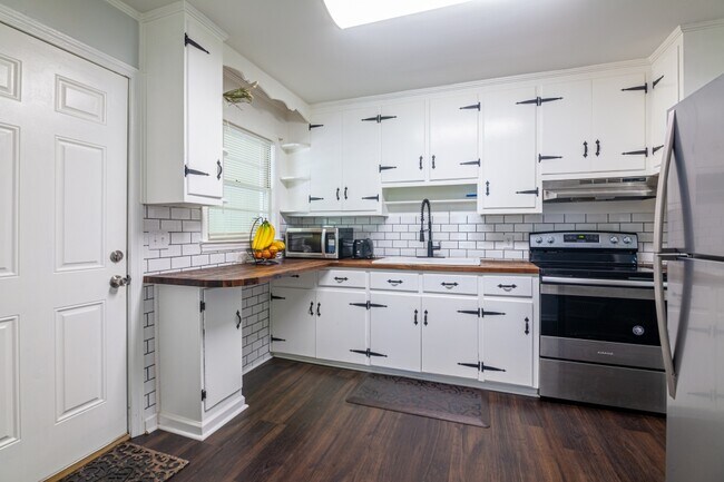 Foto del edificio - 3201 Holt Rd