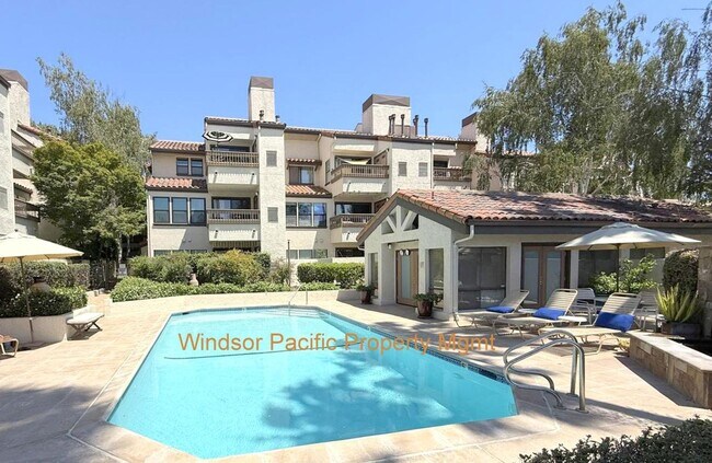 Foto del edificio - BRIGHT TOP FLOOR 2 BEDROOM CONDO ! Vaulted...