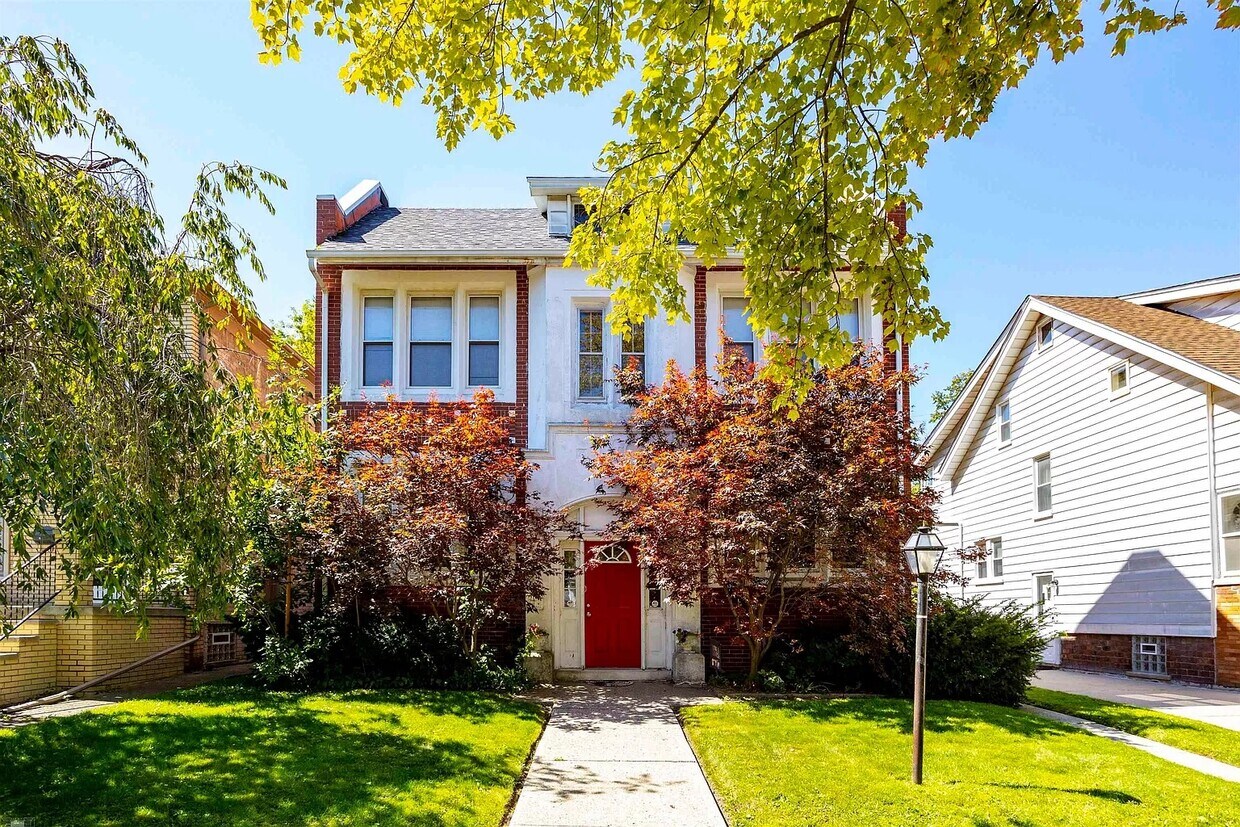 Primary Photo - 1063 Beaconsfield Ave