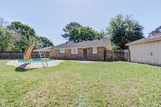 Building Photo - 8914 Stonehearth Ln