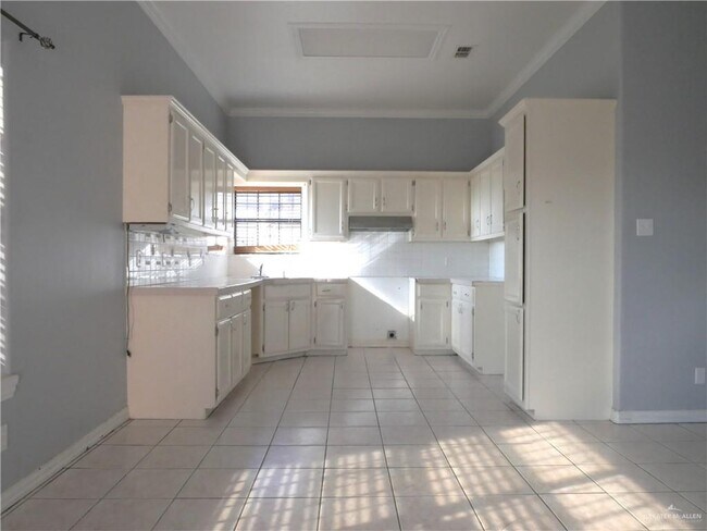 Foto del edificio - 7811 Aaron Ave
