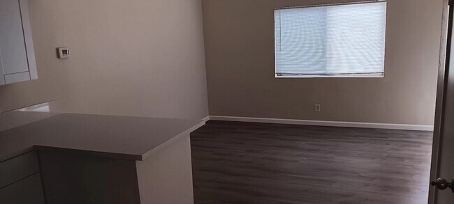 Building Photo - 1 Bedroom Townhouse