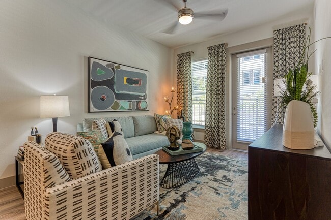 Building Photo - 1400 Royal Crest Dr