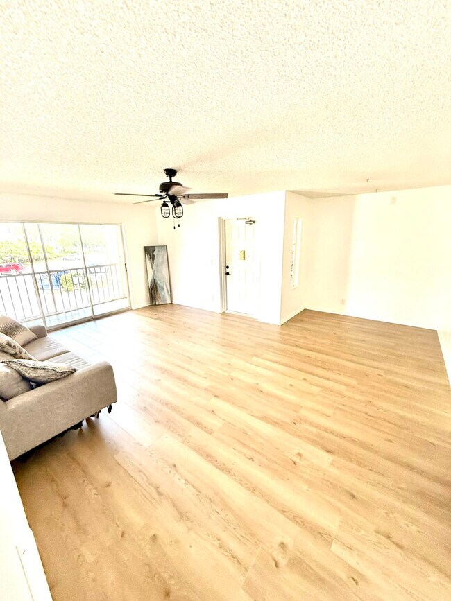 Foto del edificio - 13750 Oneida Dr