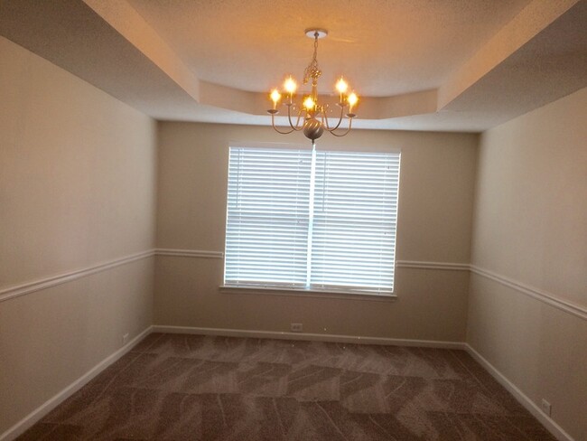 Foto del edificio - Move-in Ready spacious 4-bedroom home in F...