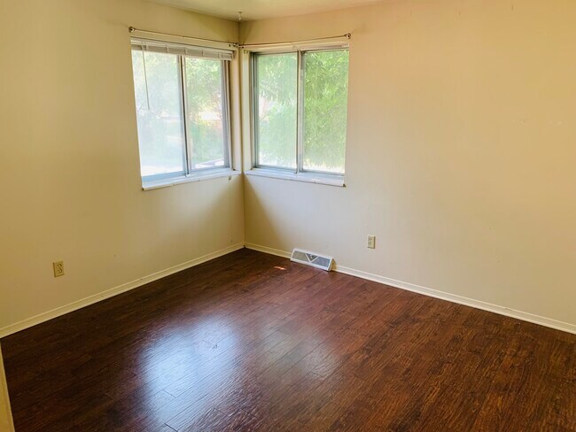 Upper sala de estar - 12481 West 12th Place
