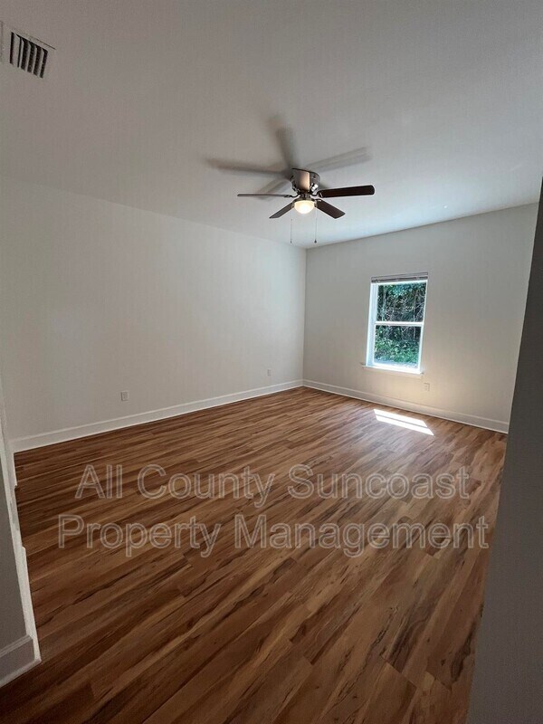 Building Photo - 325 Melrose Dr