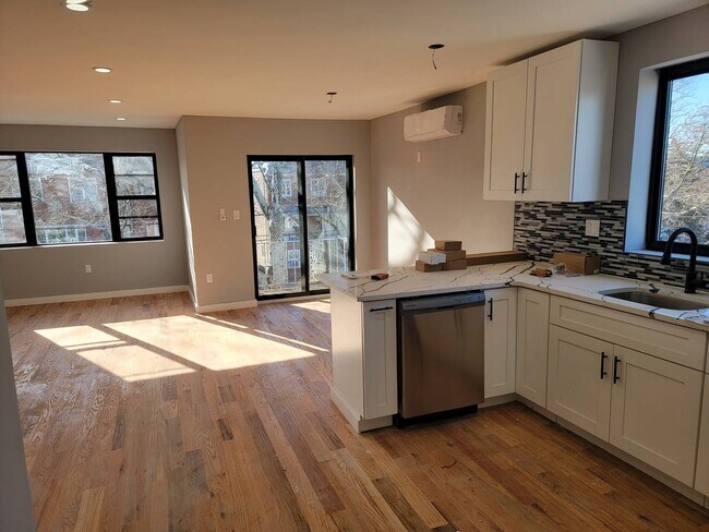 Building Photo - 2070 E 54th St