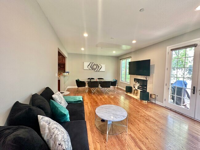 Building Photo - 1509 Stonegate Manor