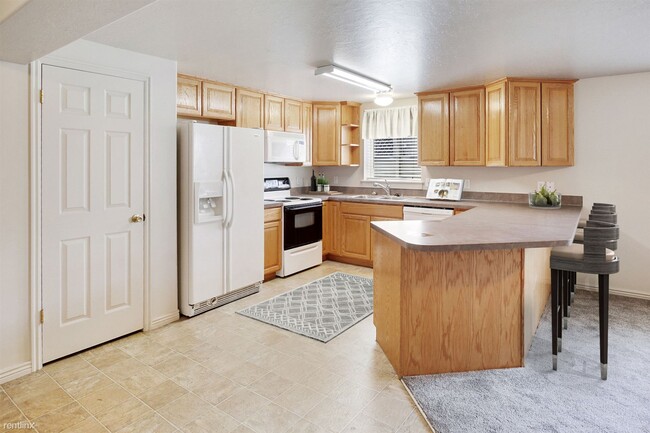 Building Photo - 3 br, 2 bath Duplex - 1935 West 4975 South B