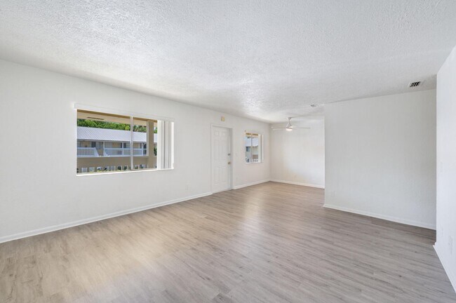 Foto del edificio - ANNUAL UNFURNISHED 2 Bed | 2 Bath Second Floor rental in Abaco Bay ** Fresh Paint & New Flooring **