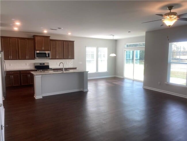 Building Photo - 4 bed 2.5 bath Available in Feburary