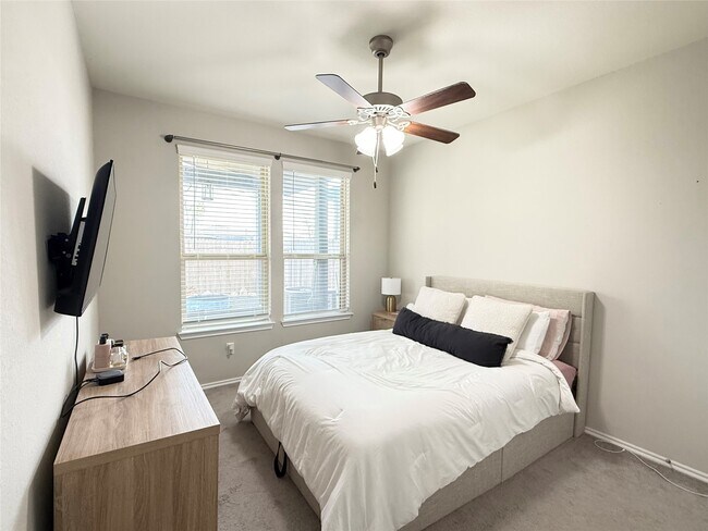 Building Photo - 10947 Cannes Memorial Dr