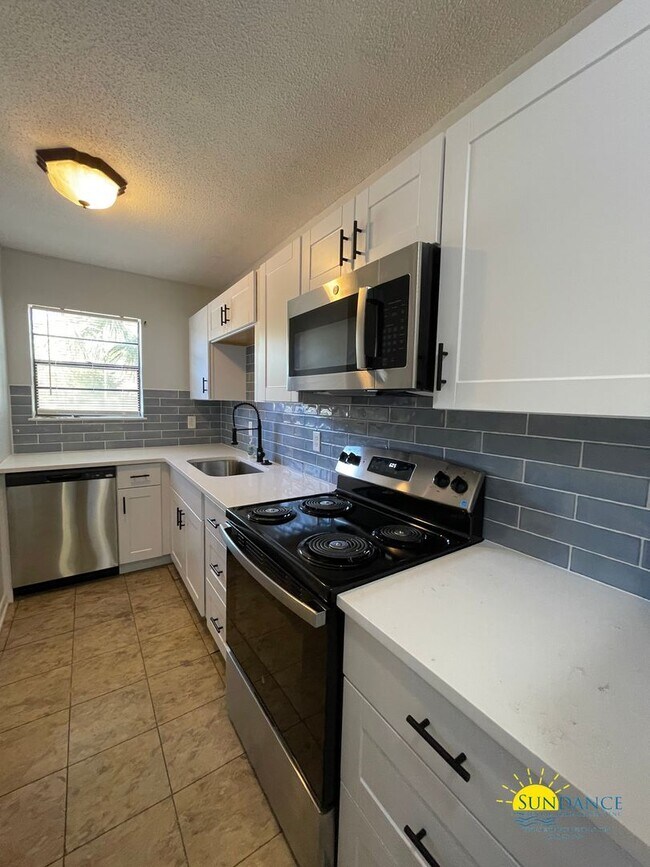 Building Photo - Charming 2 Bedroom Townhome in Shalimar!