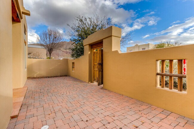 Building Photo - 1325 Calle Lago Dr