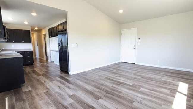 Building Photo - Modern duplex with private access