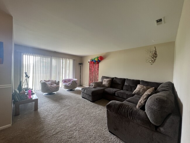 Building Photo - 1304 N Streamwood Ln