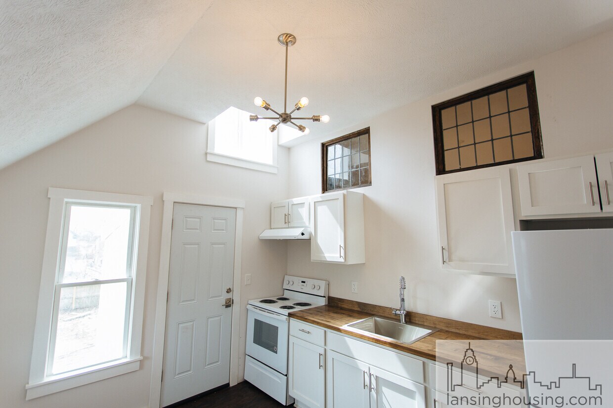 Primary Photo - 322 E Hillsdale St