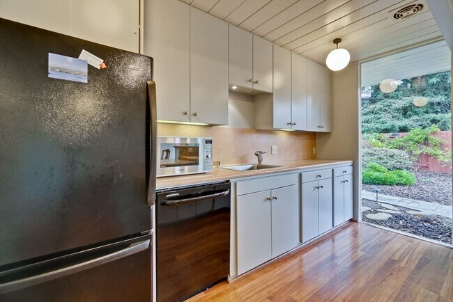 Foto del edificio - Updated 4 bed 2 bath Atrium Eichler in Pal...