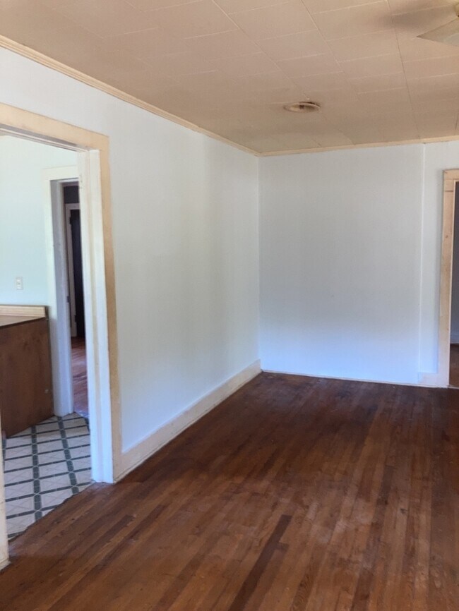 Building Photo - 2 Bedroom 1 Bathroom