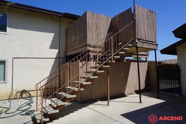 Building Photo - 6005 Nogal Ave