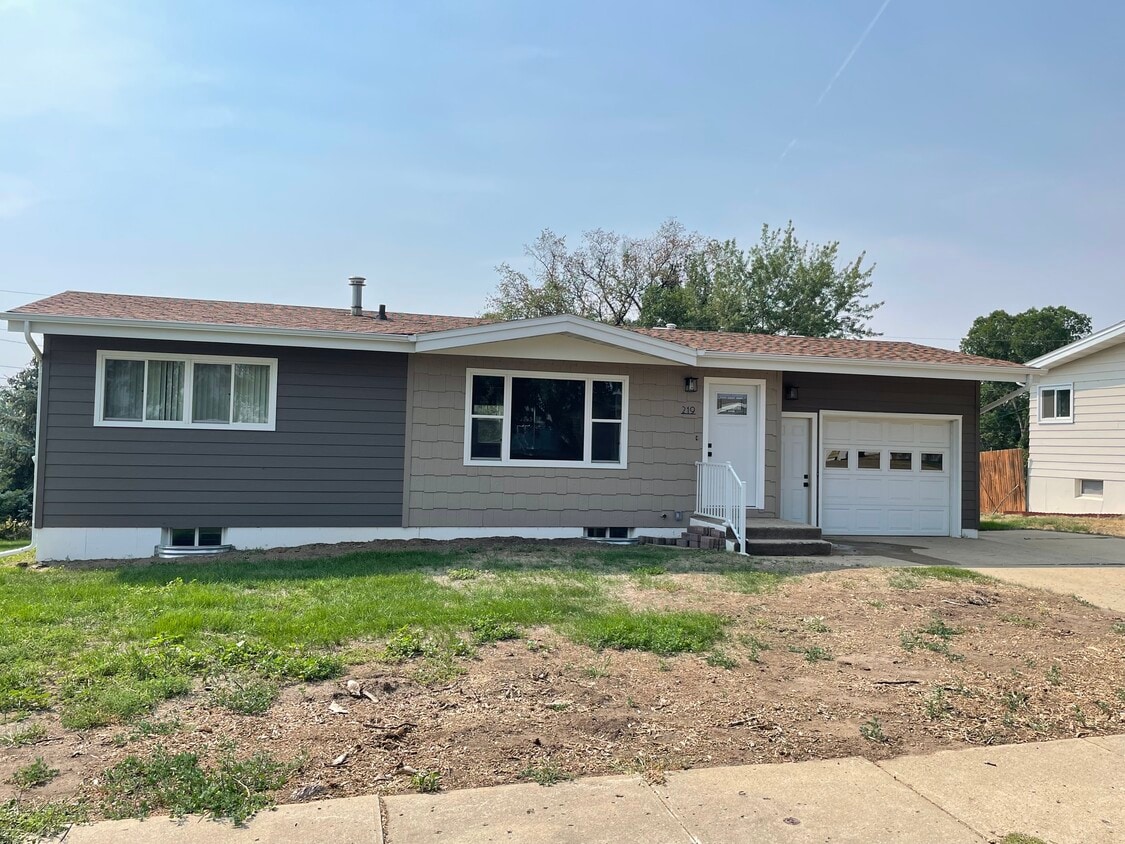 219 Baker Ave, Dickinson, ND 58601 House for Rent in Dickinson, ND